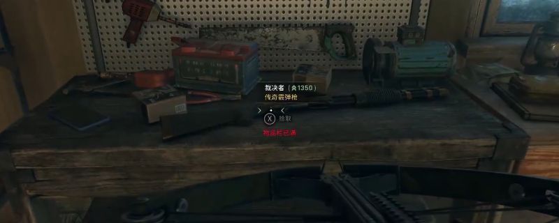 《消逝的光芒：困兽》中裁决者霰弹枪的特写画面，枪身带有红色涂装与尖锐装饰，充满力量感