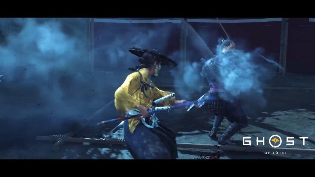 夜晚篝火旁，女主与一名神秘男子对坐交谈，气氛微妙