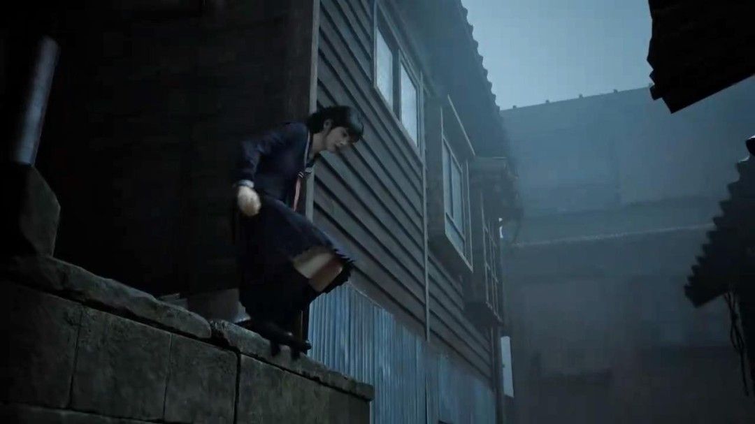 医院走廊内灯光忽明忽暗，地面上布满血迹，远处站着一个长发遮面的站立型怪物