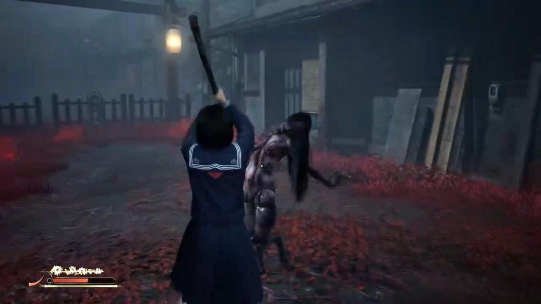 主角手持手电筒照亮前方道路，光束中漂浮着细小的灰烬与尘埃