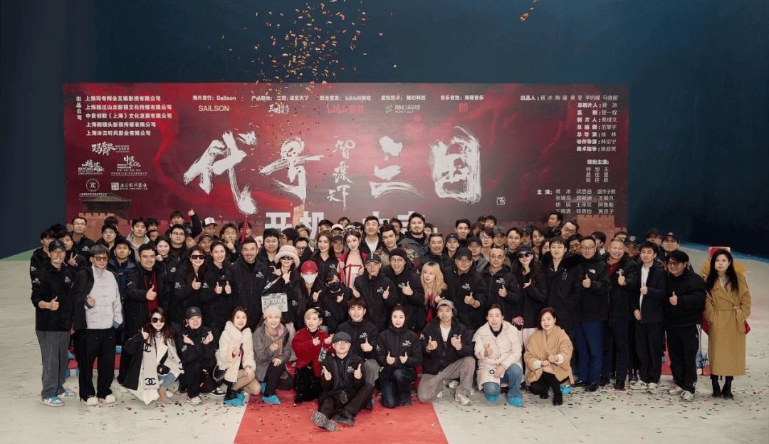 《代号三国：龙起》游戏内截图，夜色下的长安街市灯火通明，人群熙攘，远处可见朱雀门巍峨轮廓