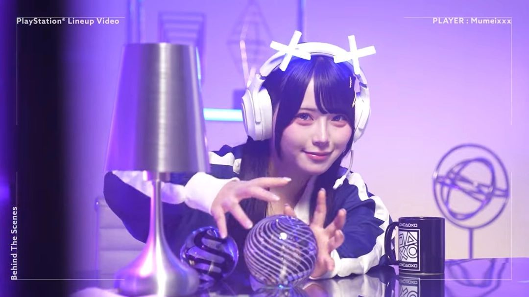Mumeixxx面对镜头微笑讲述自己与家人一起玩游戏的温馨回忆，背景为家庭客厅中的PS5主机
