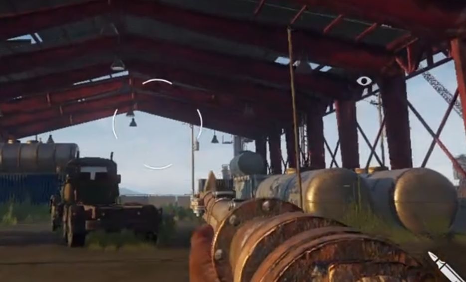 角色手持突击步枪在港口集装箱间穿行，远处可见敌对玩家身影