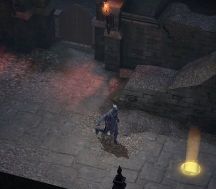 审判庭门前排队人群，中间一名披斗篷男子面容扭曲，眼神诡异