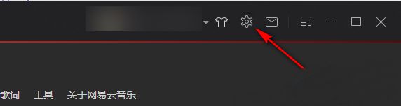网易云音乐设置按钮位置图示，红框标注右上角齿轮图标
