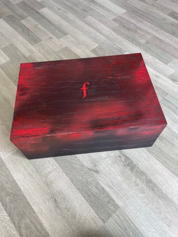 《寂静岭f》典藏版包装盒正面展示，黑色基调搭配红色符号，充满压抑与神秘感