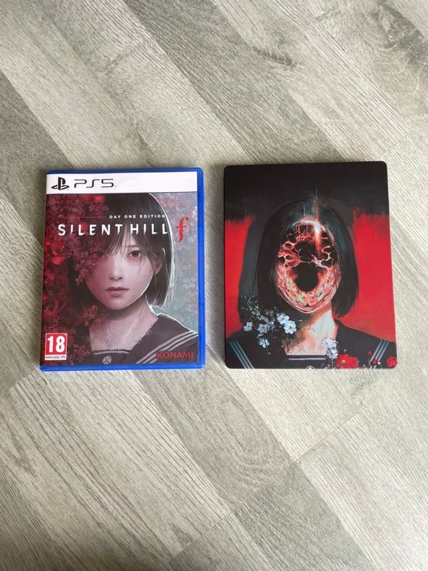 《寂静岭f》游戏场景概念图，浓雾弥漫的街道上路灯昏黄，建筑破败，营造出压抑的恐怖氛围