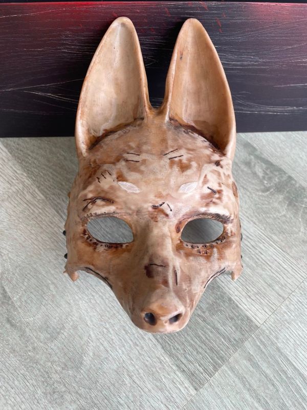 《寂静岭f》角色近景画面，主角神情紧张，背景模糊中似有异形身影潜伏