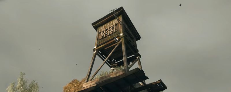 《消逝的光芒：困兽》游戏中货运站安全屋外部场景，昏暗灯光下铁门紧闭，周围布满涂鸦与丧尸痕迹