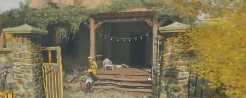 《消逝的光芒：困兽》中场地管理员房子安全屋外观，建筑位于别墅区边缘，周围布满障碍物与血迹，氛围阴森