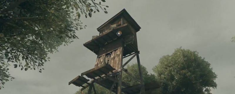 《消逝的光芒：困兽》游戏中村庄安全塔外观，位于国家公园附近，周围环绕木板围栏，玩家正从外侧攀爬进入