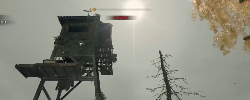 玩家角色站在大树旁发现一架老旧木梯，背景为破败别墅与远处的安全塔轮廓，环境昏暗充满末日氛围