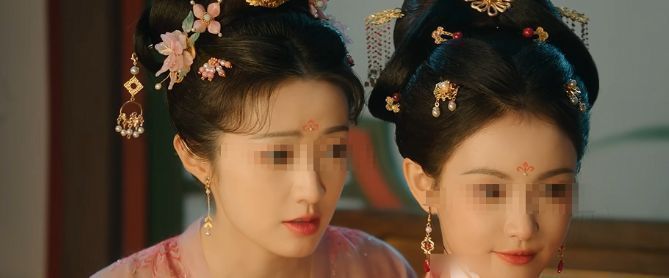 主角站在宫门前欲见高阳，守卫拦阻，气氛紧张，象征抉择来临