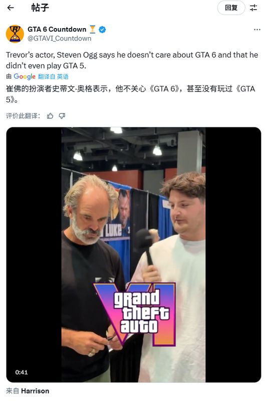 史蒂文·奥格在展台前与观众对话，背景可见游戏宣传海报