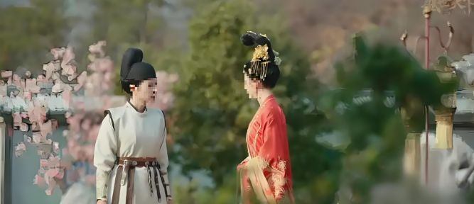 宴会场景中玩家手持酒杯，背景灯火辉煌，韦贵妃目光如刀，气氛剑拔弩张