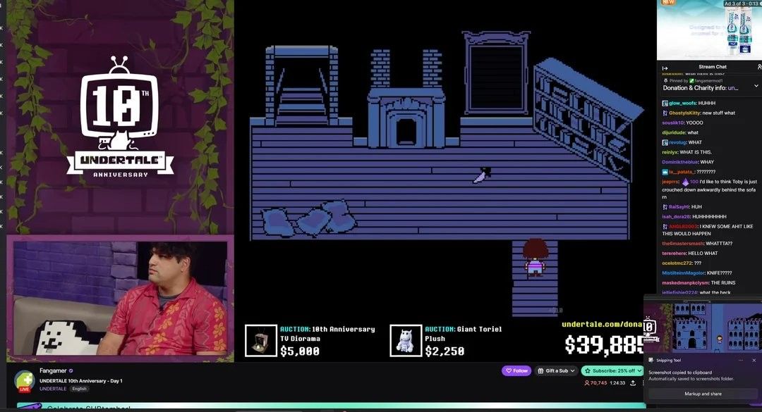 游戏对话界面截图，显示新加入的拍照亭角色正在与主角互动，背景为装饰一新的酒店大厅