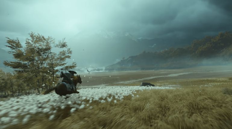 《羊蹄山之魂》官方宣传图，主角身着传统风格铠甲，手持长刀站立于山巅，背景为夕阳下的火山轮廓