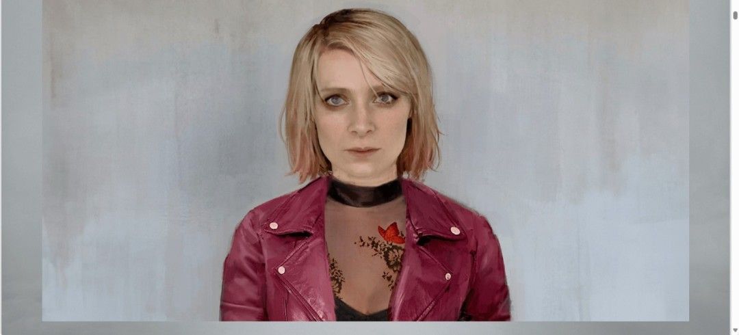 《寂静岭2：重制版》游戏画面，主角詹姆斯行走在浓雾弥漫的街道上，周围建筑破败阴森，气氛压抑