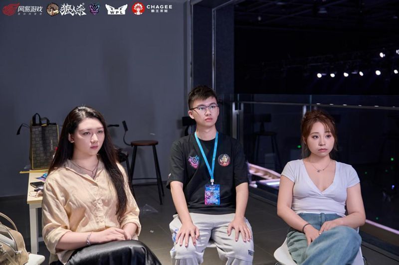 选手们在比赛中专注讨论局势，屏幕上显示复杂的角色分配与发言记录