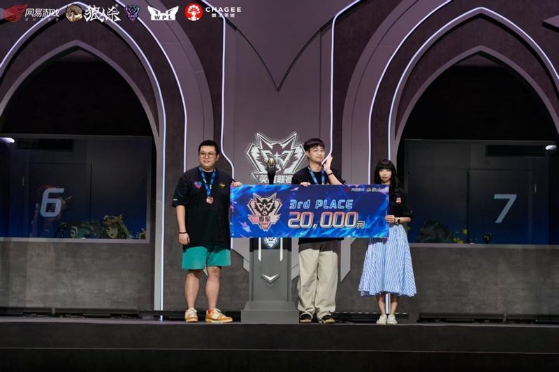 EA丶club_门派选手在对战房内进行激烈讨论，桌上摆放着战术笔记与饮品