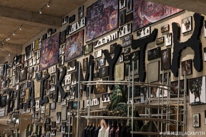 《黑神话》线下店内部全景，暗色调装潢搭配中式元素立柱与灯笼，营造神秘氛围