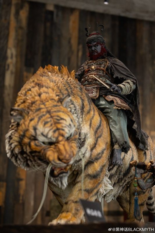 店内展示墙布满角色海报与精致手办，灯光聚焦于钟馗骑虎模型，凸显其视觉中心地位