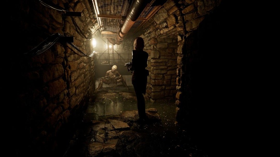 卡洛琳在‘彼界’中伸手触碰扭曲空间，周围物体呈现双重影像，光影交错