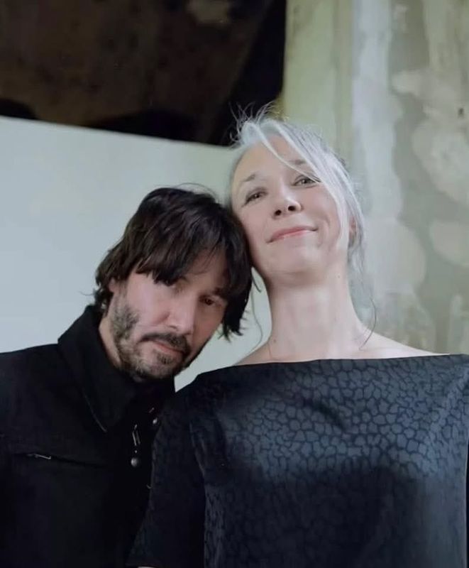 亚历山德拉·格兰特在艺术展上发言，气质优雅