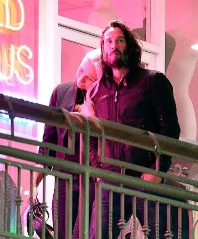 基努·里维斯身穿黑色西装出席活动，神情沉稳