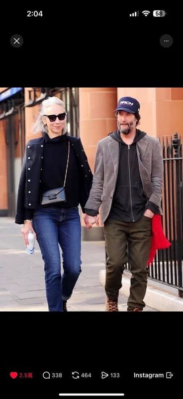 基努·里维斯与亚历山德拉·格兰特在街头并肩行走，互动温馨