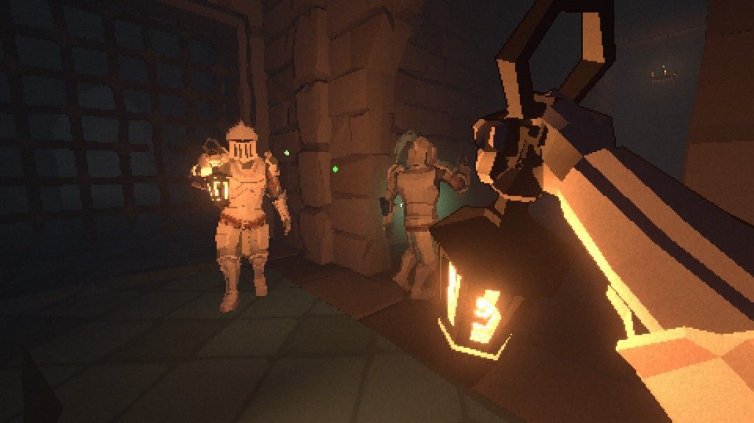 四名玩家角色在昏暗大厅中持火把前行，墙上投影出扭曲的人影，气氛极度紧张