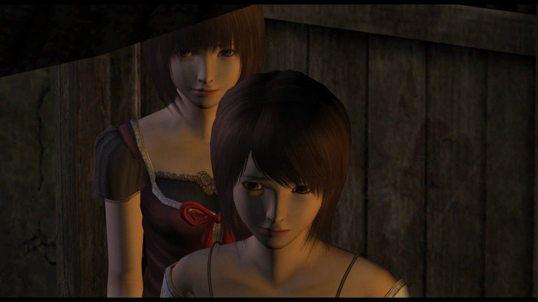 夜晚庭院全景，雾气弥漫，远处鬼影若隐若现