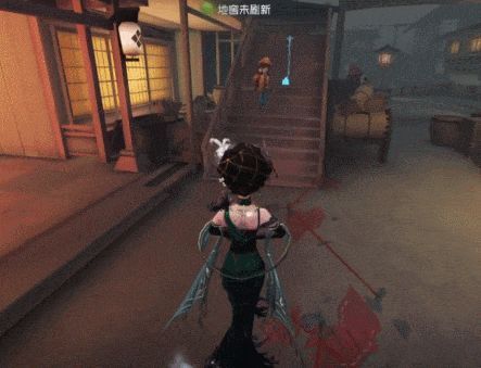 动图展示火灾调查员投掷气囊后弹射跳跃，迅速脱离监管者追击范围