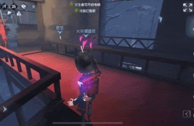 实战GIF演示：火灾调查员在走廊投掷气囊封锁入口，成功拖延监管者前进
