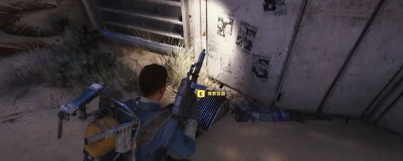 《ARC Raiders》游戏中老城区红塔场景，远处高耸的红色信号塔周围环绕着废弃建筑，地面散落着机械零件与电池单元