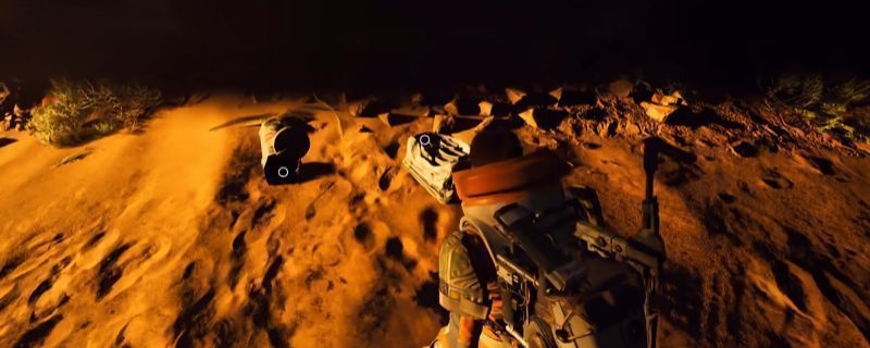 《ARC Raiders》中地面上标有小箭头指向的奇袭者战利品箱子，周围环境为荒野废墟，具有明显视觉提示