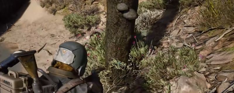 《ARC Raiders》游戏中一颗发光的蘑菇附着在旧木桩上，周围为金属集装箱和工业废墟场景，环境昏暗但蘑菇发出蓝绿色光芒