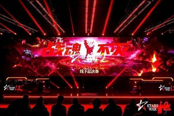 StarsWar12 DOTA1总决赛现场全景，观众席座无虚席，舞台灯光炫目，大屏显示激烈对战画面