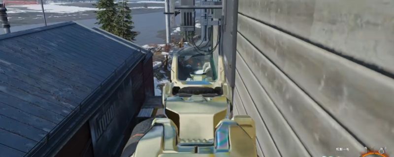 《使命召唤：黑色行动7》多人对战场景，一名士兵正利用蹬墙跳攀上绿色小楼侧面，准备登上屋顶