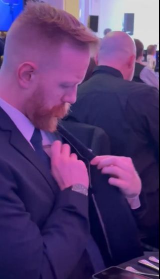 社交媒体截图展示网友P图恶搞，把Sir Tobi画成中世纪盗贼潜入颁奖台