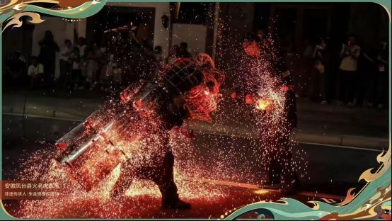 《虎啸诛仙》歌曲封面图，设计风格融合水墨与金属质感，中央是一只咆哮的火焰虎头，周围环绕着破碎的锁链和飞溅的火星