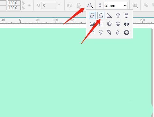 所有图形被同时选中，属性栏显示轮廓粗细参数已更改