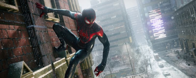 迈尔斯·墨拉莱斯身穿黑色蜘蛛战衣在纽约高楼间摆荡，城市夜景璀璨，身后留下蛛丝轨迹