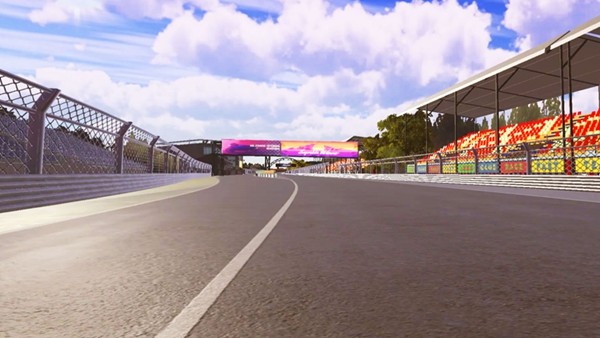 蒙扎赛道大直道，赛车以超过300km/h的速度飞驰而过