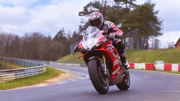 上海国际赛车场主看台视角，赛车在发夹弯精准走线过弯