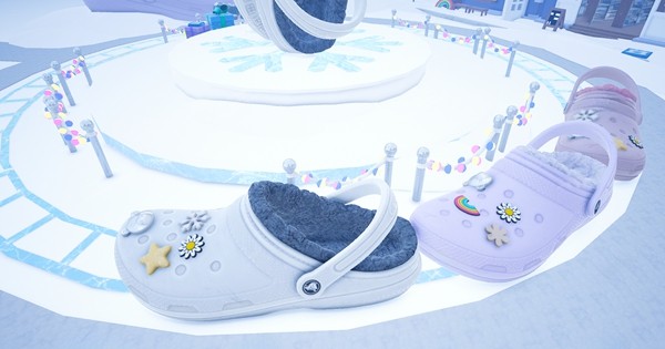 Crocs主题商店外观还原真实门店风格，门口摆放着经典款式的鞋子模型供玩家互动打卡