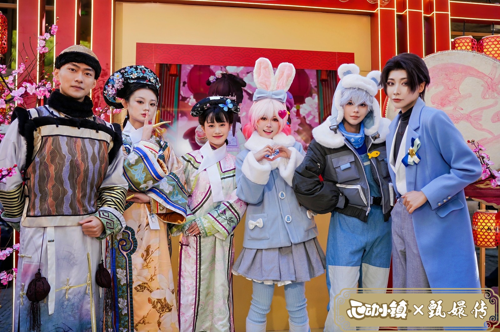 多名玩家身着汉服在梅花林中合影，背景设有‘倚梅园’牌匾，再现电视剧经典取景地