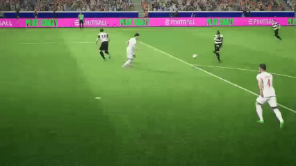 切赫单掌托出势在必进的远射，皮球擦着横梁飞出