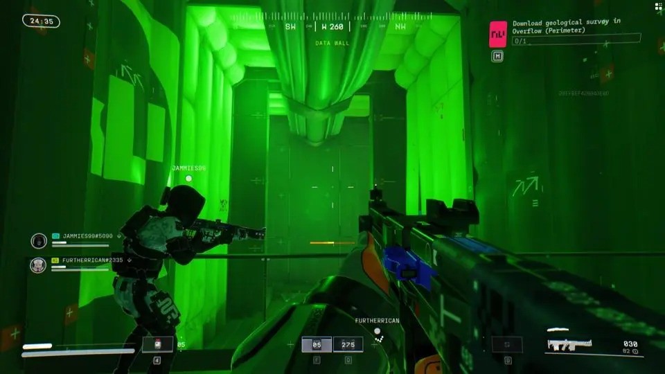 多名玩家角色在爆炸火光中穿梭于废弃设施之间，枪战激烈，特效炫目，展现高强度PvPvE对战场景