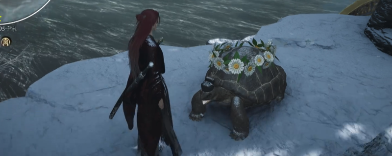 《燕云十六声》中‘明亮的星’角色立绘，身着古风服饰，站在黄昏下的戈壁高台，眼神望向远方，氛围孤寂而诗意